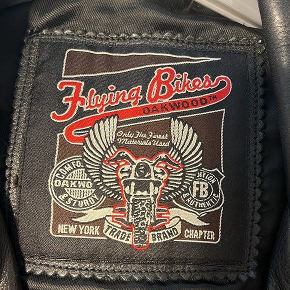 Cropped leather jacket with zipper sleeves. - Picture 2 of 10